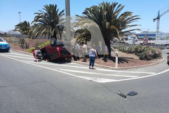 Vuelco de un vehículo con dos mujeres heridas en el Cruce de Melenara (Foto TA)
